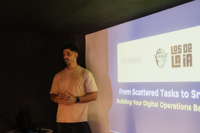Speaker durante un evento Tr3iners